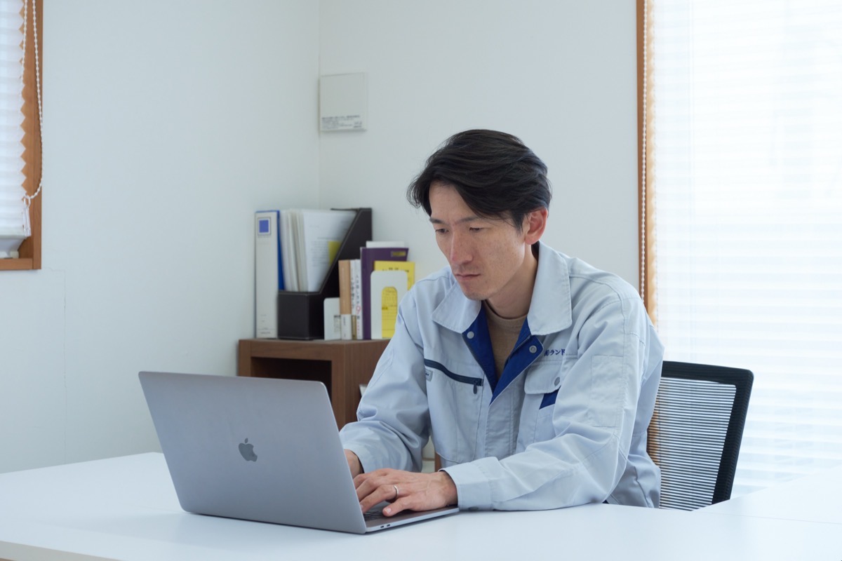 公共工事を主軸に専門資格取得を全面支援し、手厚い待遇で福島県内で長期的なキャリア形成を可能にします。